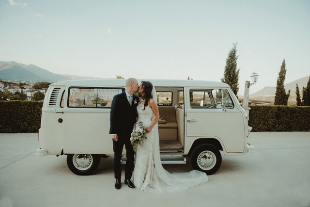 Novios en boda retro