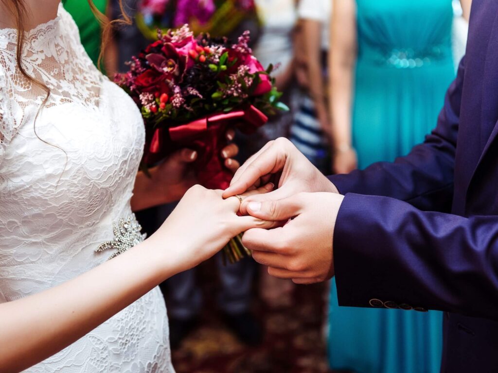 novios intercambiando anillos