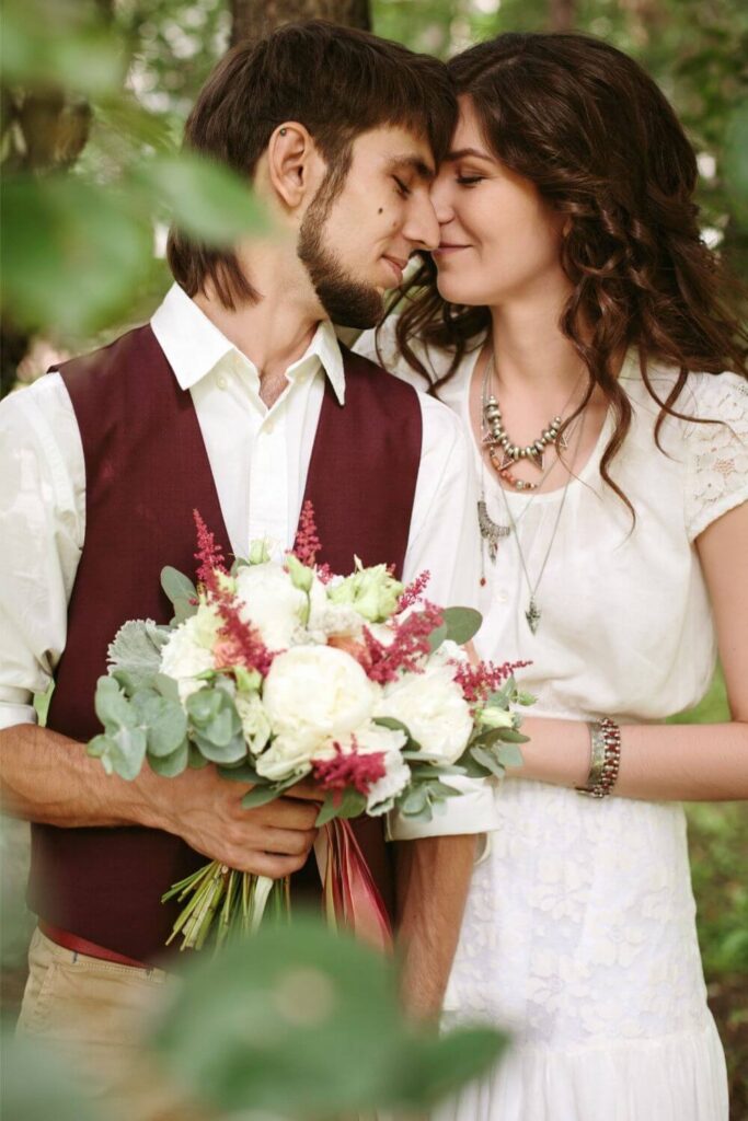 novios en boda boho chic