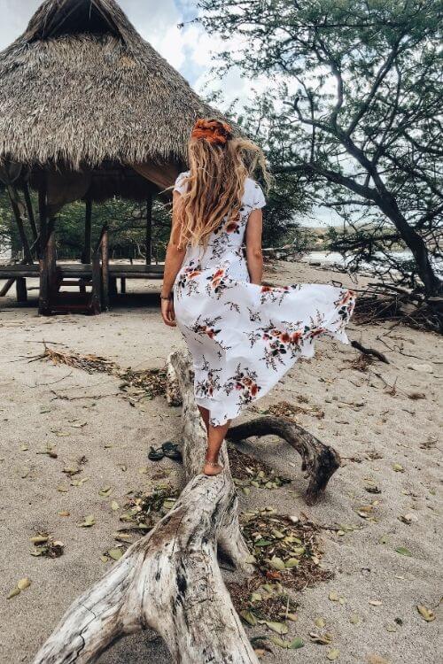 vestido floreado outfit de playa